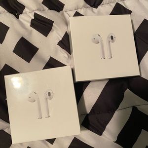 Apple AirPods wireless charging case